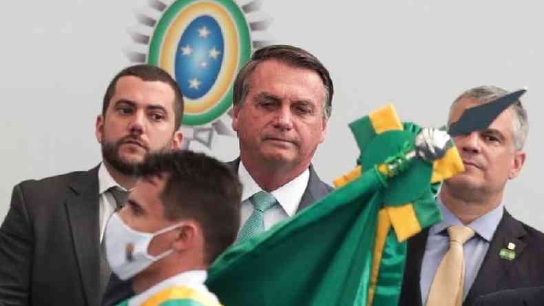 Bolsonaro em cerimnia militar em 1 de setembro; para cientista poltico Christian Lynch, presidente tenta dar demonstrao de fora para tentar 'blindar' a si prprio e a filhos