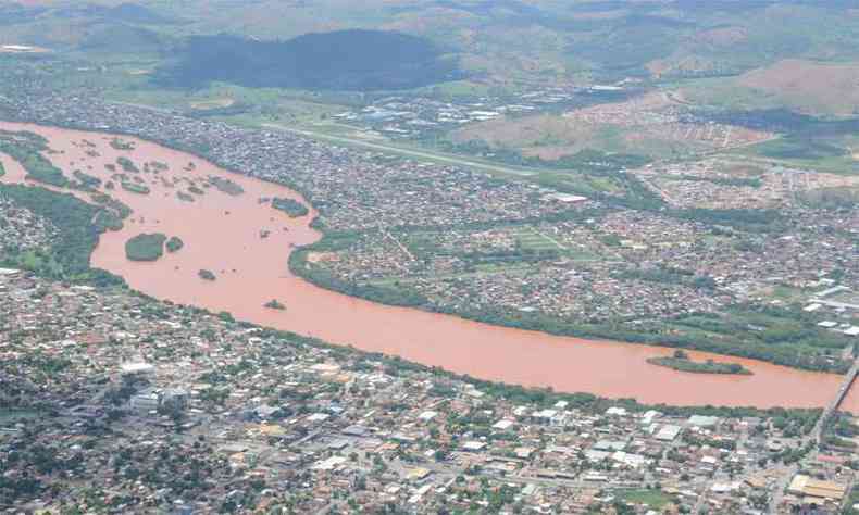Rio Doce atingido pela lama em Governador Valadares, o municpio mais atingido pela tragdia(foto: Beto Novaes/EM/D.A.Press)