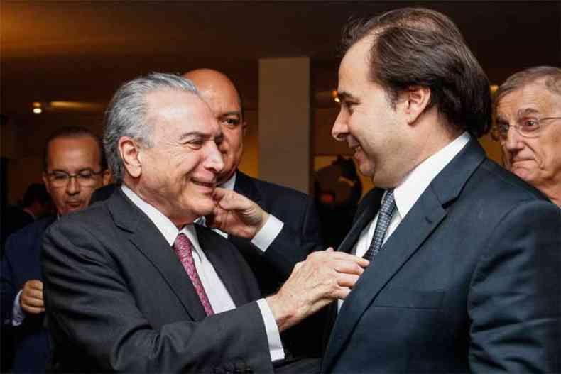 Michel Temer e o presidente da Cmara, deputado Rodrigo Maia, durante coquetel na noite desta segunda-feira para aliados do governo(foto: Carolina Antunes/PR)