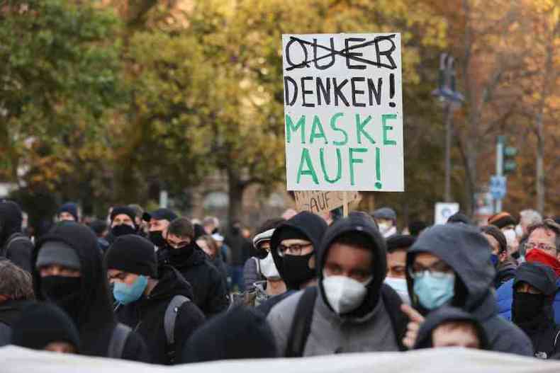 Manifestantes protestam contra restries impostas devido ao coronavrus em Frankfurt(foto: AFP / Yann Schreiber)