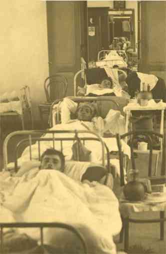 Doentes em fila no Marques Lisboa, primeiro sanatrio para acolher pessoas carentes: peso no corpo e na alma(foto: Arquivo EM)