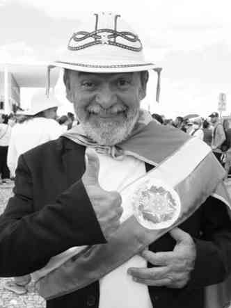 Homem parecido com Lula, na Praa dos Trs Poderes, usa faixa de papel no peito durante a posse do presidente, em 1 de janeiro 