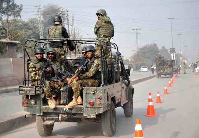 Ataque talib deixou pelo menos 130 mortos em escola militar paquistanesaA Majeed / AFP