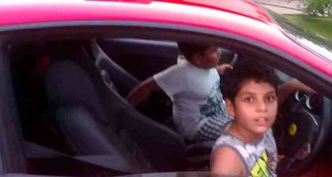 Acompanhado do irmo mais novo, de seis anos, garoto d uma voltinha em Ferrari de R$ 394 mil(foto: Reproduo / Youtube)