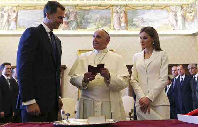 Papa Francisco troca presentes com rei Felipe VI e sua esposa rainha Letcia(foto: REUTERS/Alessandro Bianchi)