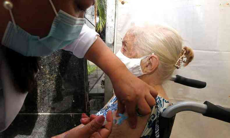 Idosos acima de 86 anos so vacinados em BH(foto: Jair Amaral/EM/D.A. Press)
