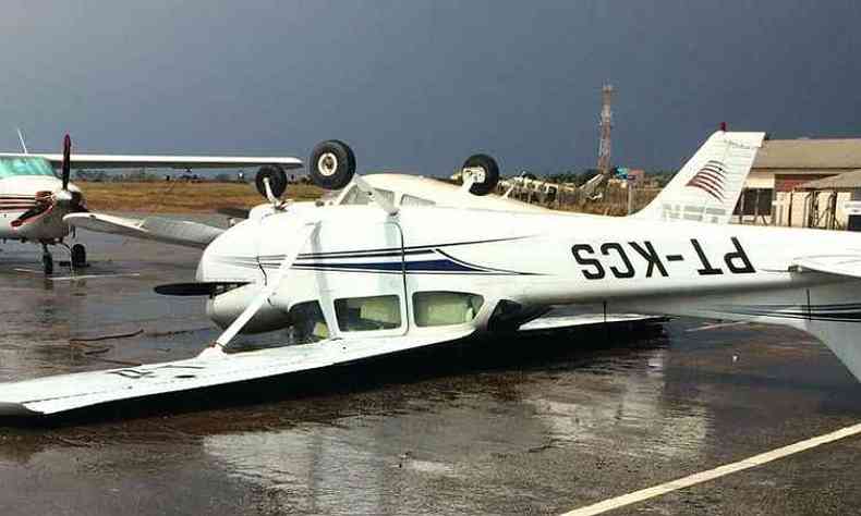 Avio ficou com as rodas para o alto durante o temporal(foto: Divulgao)