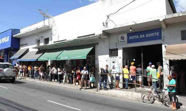 fila de pessoas na porta da lotrica