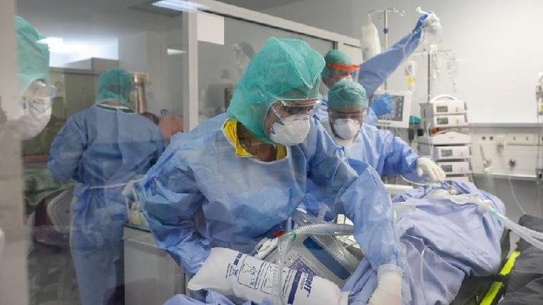 Objetivo é prevenir hospitalização e morte(foto: Reuters) Paciente de covid no hospital