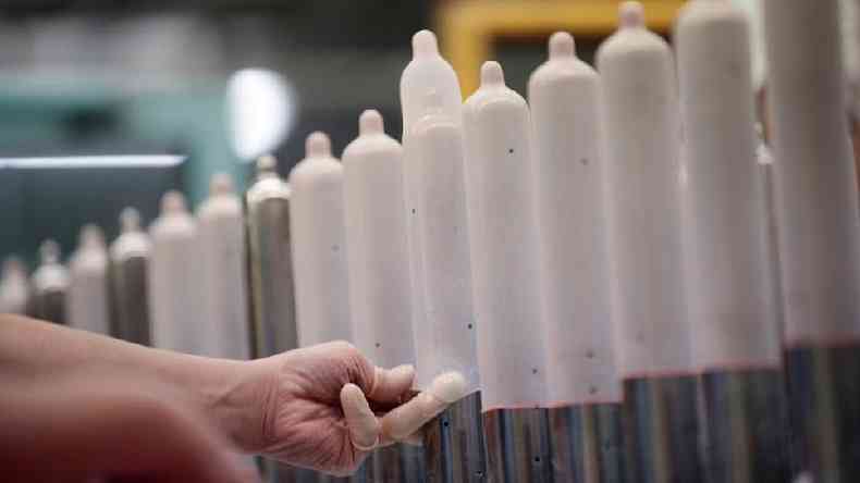 A maioria das camisinhas tende a ser comercializada em tamanhos padro, mas os pnis variam em comprimento e circunferncia, o que significa que o ajuste raramente  perfeito(foto: AFP)