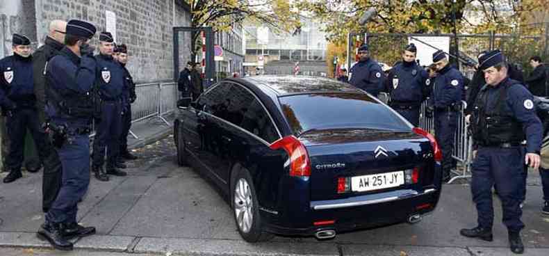 Carro com o ex-presidente Francs chega a Bordeaux(foto: REUTERS/Regis Duvignau )