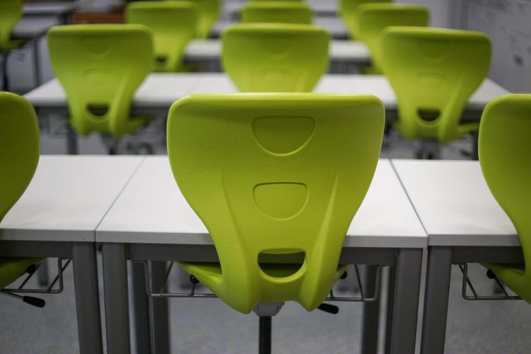 Sala de aula com carteiras