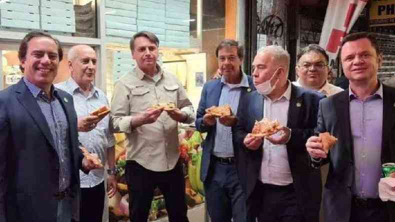 Em foto publicada no perfil do ministro do Turismo, Bolsonaro come pizza na rua em Nova York ao lado de membros de sua equipe