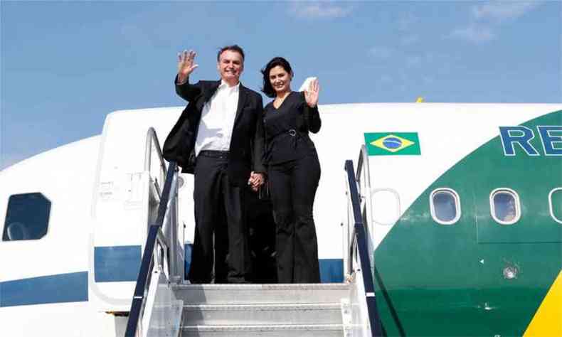 Bolsonaro e Michelle na porta de avio presidencial