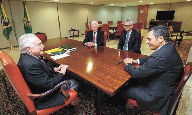 Michel Temer se reuniu ontem com os ministros Moreira Franco e Eduardo Guardia e o com o novo presidente da Petrobras, Ivan Monteiro(foto: ALAN SANTOS/PR) Michel Temer se reuniu ontem com os ministros Moreira Franco e Eduardo Guardia e o com o novo presidente da Petrobras, Ivan Monteiro(foto: ALAN SANTOS/PR)