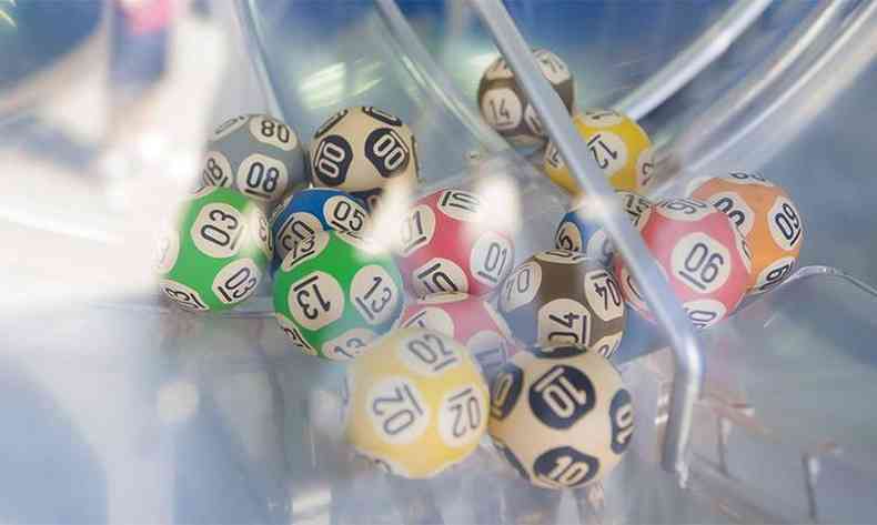 Na imagem h as bolas de loteria com os nmeros dentro da roleta 