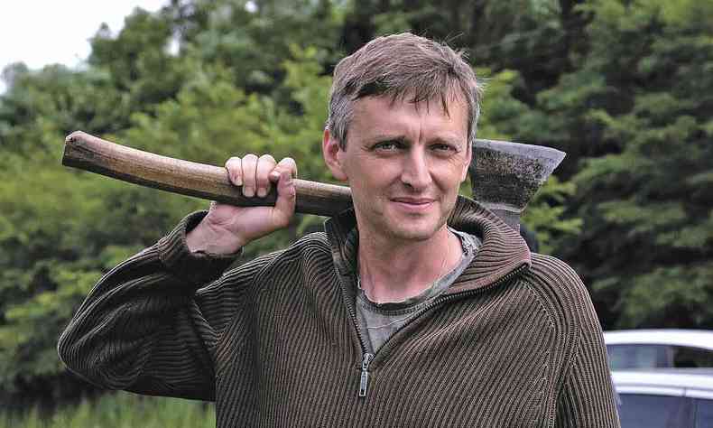 Segurando um machado, o diretor ucraniano Sergey Loznitsa olha para a câmera