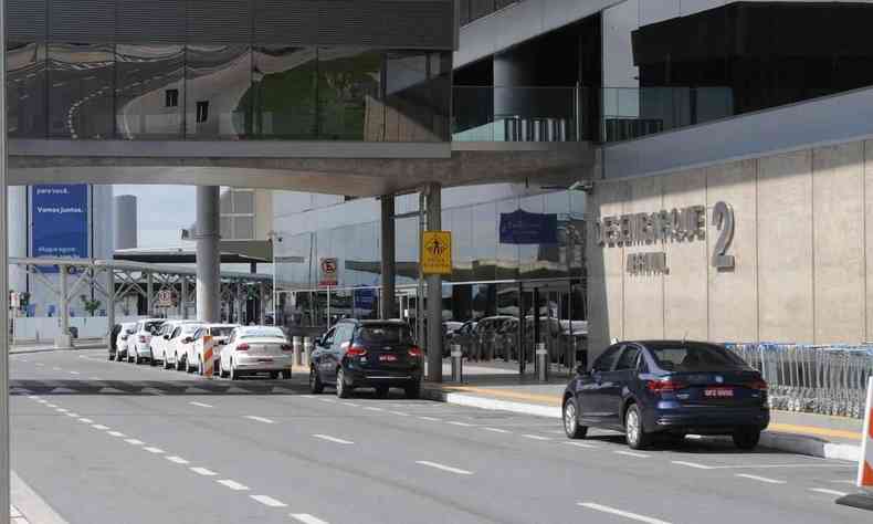 Txis parados no aeroporto de Confins; txis metropolitanos so escuros