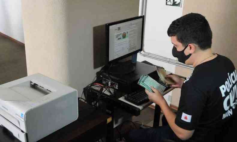 Funcionário do Detran-MG demonstra como acessar sistema e efetuar impressão(foto: Juarez Rodrigues/E.M/D.A Press)