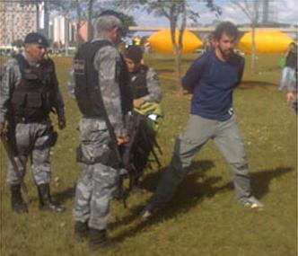 Manifestante  preso por policiais durante protesto(foto: Thas Cunha/CB/D.A Press )