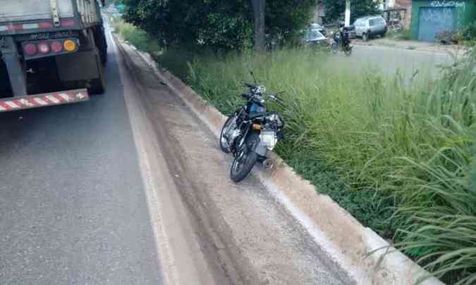 Moto foi atingida por carro e condutor foi lanado na pista(foto: PMRv/Divulgao)