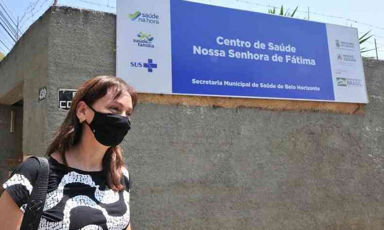 Na foto, a advogada de Ana Maria De Melo Pinheiro que foi se vacinar no posto de sade na Serra, Regio Centro-Sul 