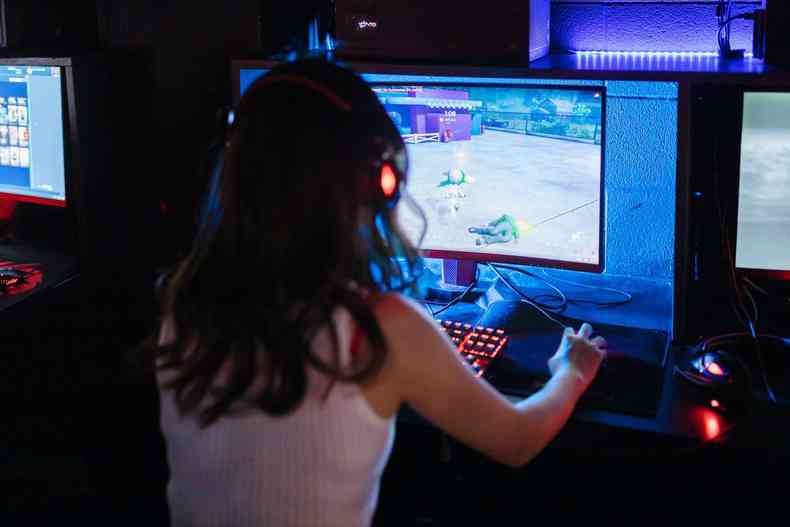 Mulher jogando jogos on-line pelo computador