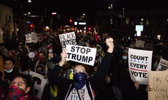 Ativistas anti-Trump se manifestam em Minneapolis para defender a contagem dos votos(foto: Stephen Maturen/AFP)