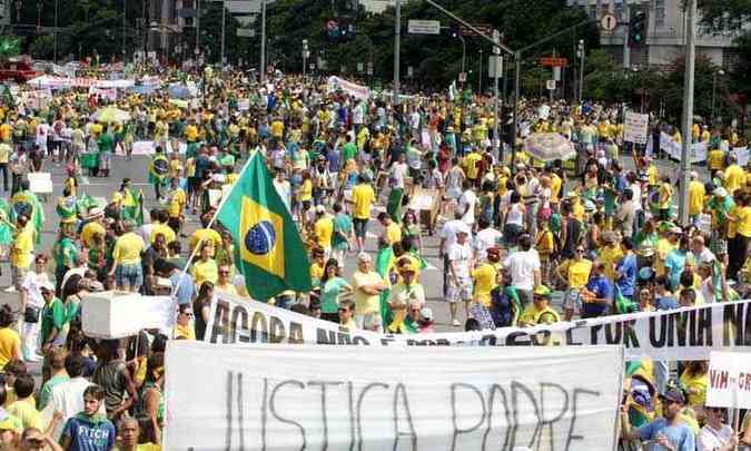 Em BH, manifestantes voltaram s ruas neste domingo contra a corrupo e a Dilma (foto: Sidney Lopes/EM/D.A Press)