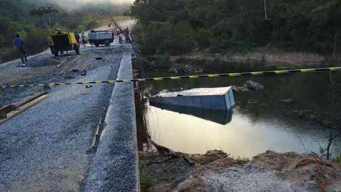 O trfego de veculos na ponte precisou ser bloqueado e motoristas precisam usar um desvio provisrio(foto: Sgt Willian Valadares/3CBBM/Ouro Preto)