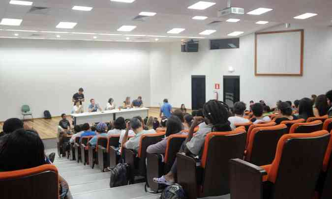 Ontem  noite, alunos e professores se reuniram em auditrio na Fafich para discutir medidas de combate s situaes de insegurana no prdio denunciadas pelo Estado de Minas (foto: Tlio Santos/EM/D.A Press)