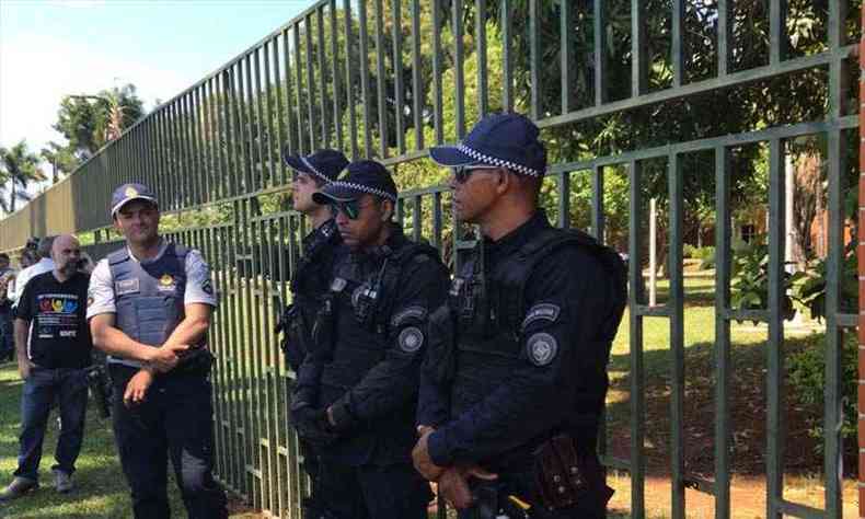 A ocupao da embaixada comeou por volta das 04h00, a convite de dois funcionrios da sede diplomtica(foto: VALERIA PACHECO / AFP )
