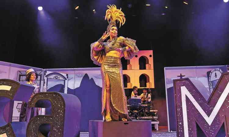 A atriz Laila Garin, vestida como Carmen Miranda, em cena de musical sobre a cantora
