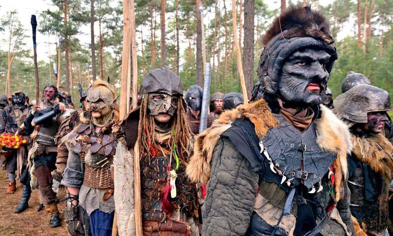 Homens com roupas e acessrios dos personagens de O Hobbit se enfileiram como um exrcito 