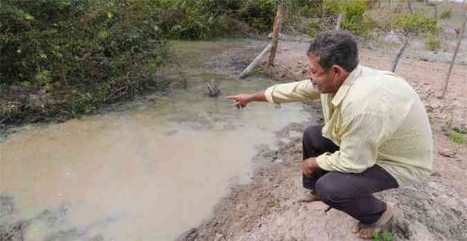Antnio Alves Lopes, morador da zona rural de Arinos, recolhe agua barrenta de um poo perto de sua casa para ser bebida e fazer sua alimentao e da famlia(foto: Beto Novaes/EM/D.A Press)