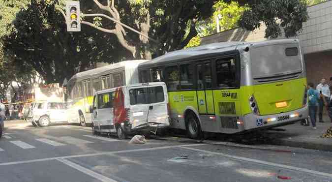 Articulado de 18 metros de comprimento provocou batidas em sequncia na regio hospitalar, causando pnico e deixando 18 pessoas feridas(foto: Paulo Filgueiras/EM/D.a Press )