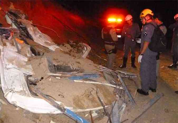 Acidente com caminho deixou um morto na BR-251(foto: Corpo de Bombeiros/Divulgao)