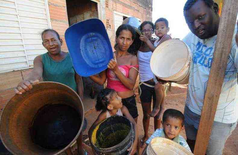 Moradores da cidade convivem com o rodzio de gua por causa da crise hdrica(foto: Beto Novaes/EM/D.A Press)
