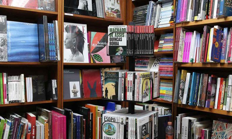 Prateleiras com livros