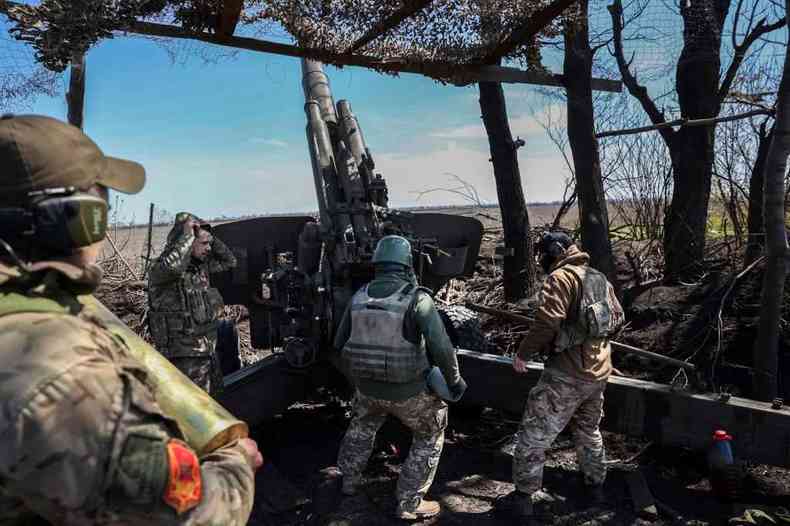 Artilharia ucraniana prepara disparo de foguete contra a Rssia