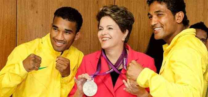 Dilma recebeu os atletas com a bandeira olmpica(foto: Roberto Stuckert Filho/PR)