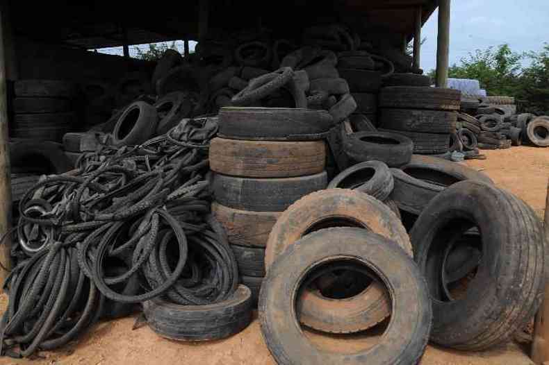 O descarte correto de pneus  importante para o meio ambiente e para a sade(foto: Leandro Couri/EM/D.A Press - 18/2/16)