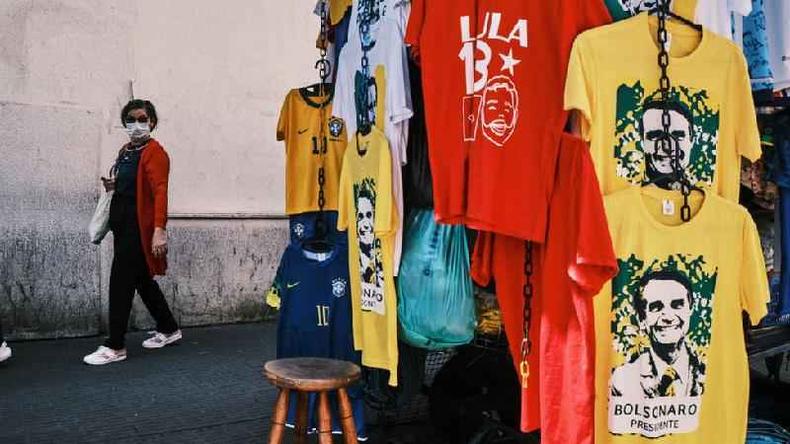 (foto: Getty Images) Camisetas estampadas com imagens de Lula e Bolsonaro