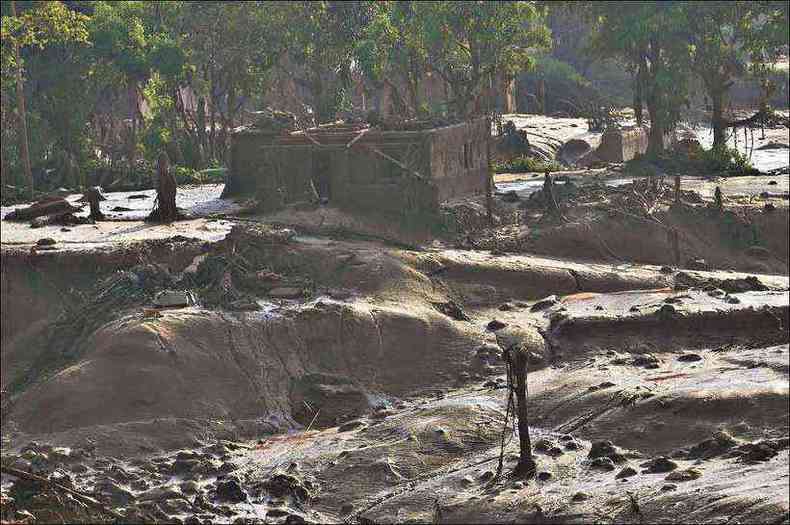 Barragem do Fundo, operada pela mineradora Samarco, em Mariana, se rompeu em 5 de novembro de 2015, liberando 40 milhes de metros cbicos de rejeitos de minrio de ferro(foto: Juarez Rodrigues/EM/D.A.Press)