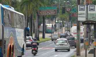Sinais ficaram em flash ou apagados em vrios cruzamentos de vias da capital como a Av. Antnio Carlos (foto: Gladyston Rodrigues/EM/DA Press)