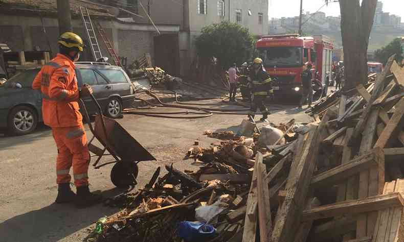 Bombeiros retirando materiais do local nesta manh(foto: Edsio Ferreira/EM/DA Press)