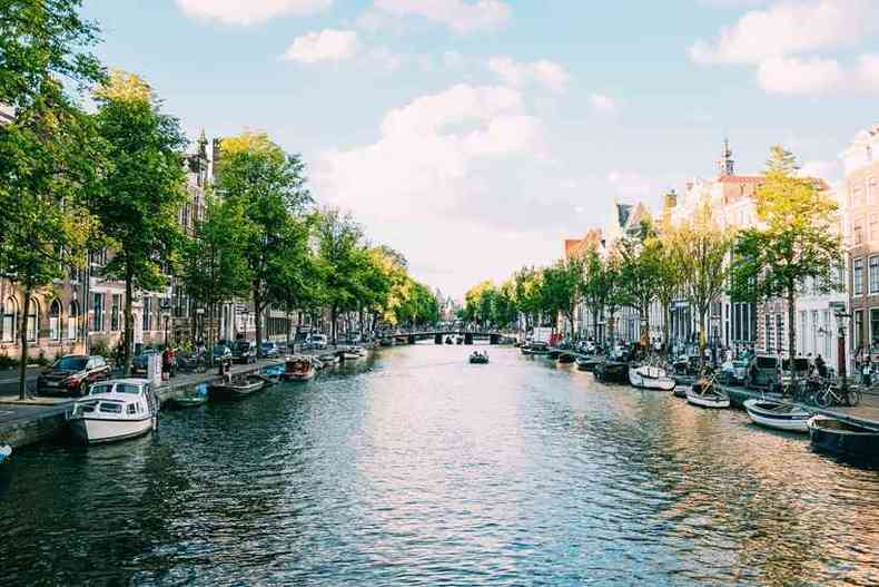 Entrecortada por canais, Amsterdã, capital da Holanda, é puro charme(foto: Adrien Olichon/Unsplash)
