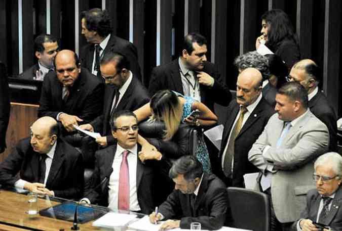 Henrique Alves conversa com a deputada Manuela D'vila: apoio dos lderes para votar a proposta(foto: Iano Andrade/CB/D.A Press)