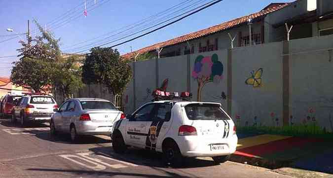 Viaturas da PM e da Guarda Municipal na porta da escola nesta quinta(foto: Edesio Ferreira/EM DA Press)