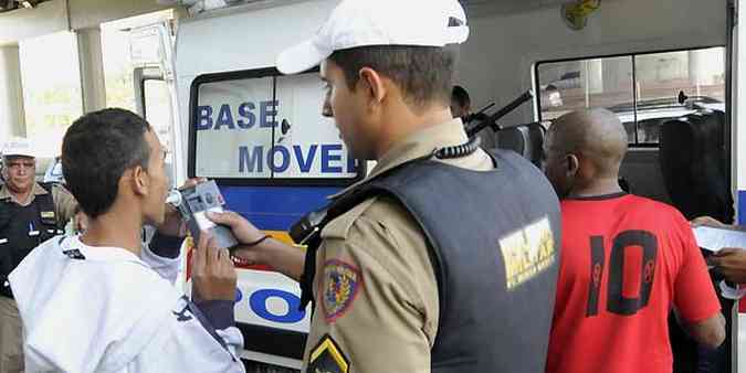 Somente na capital mineira, 80.160 veculos foram abordados nas blitzes(foto: Jair Amaral/EM/D.A Press)